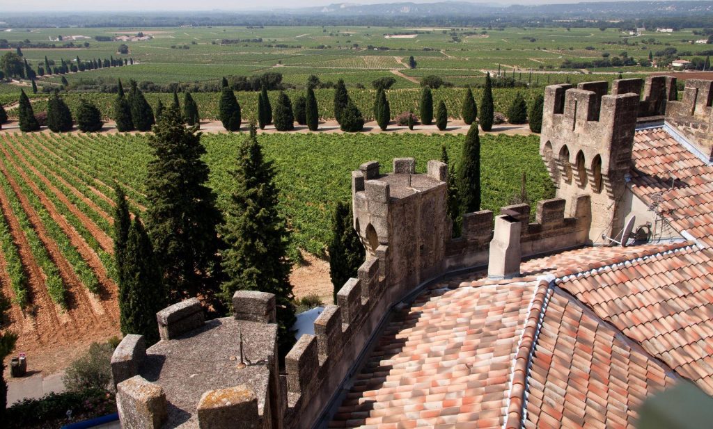 Vue de haut de l'hostellerie de fines roches château historique du patrimoine français