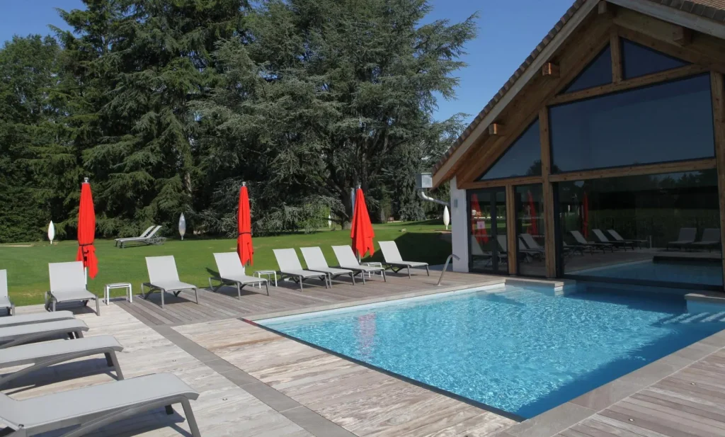 Image qui montre la piscine extérieure de l'établissement Les Maritonnes Parc & Vignoble - restaurant