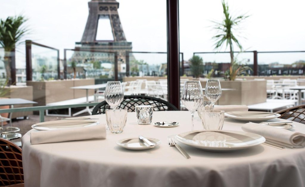 Vue depuis une table du restaurant gastronomique Teritoria Les Ombres Quai Branly à Paris