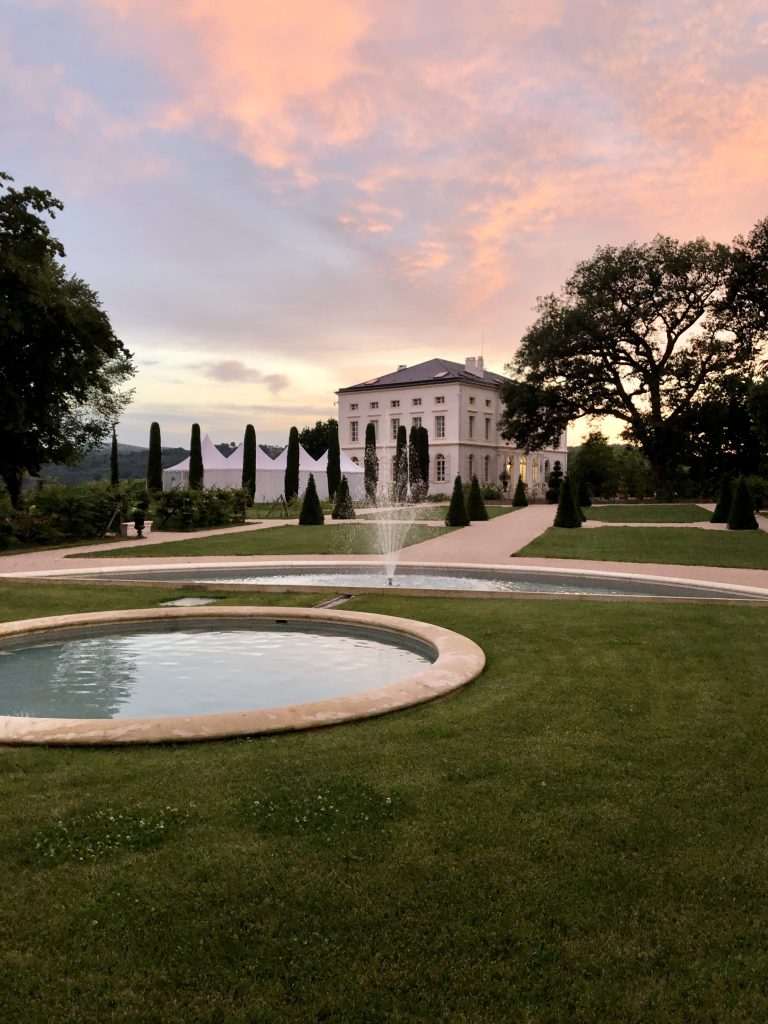 Vue de la paçade du château de Longpré, patrimoine français