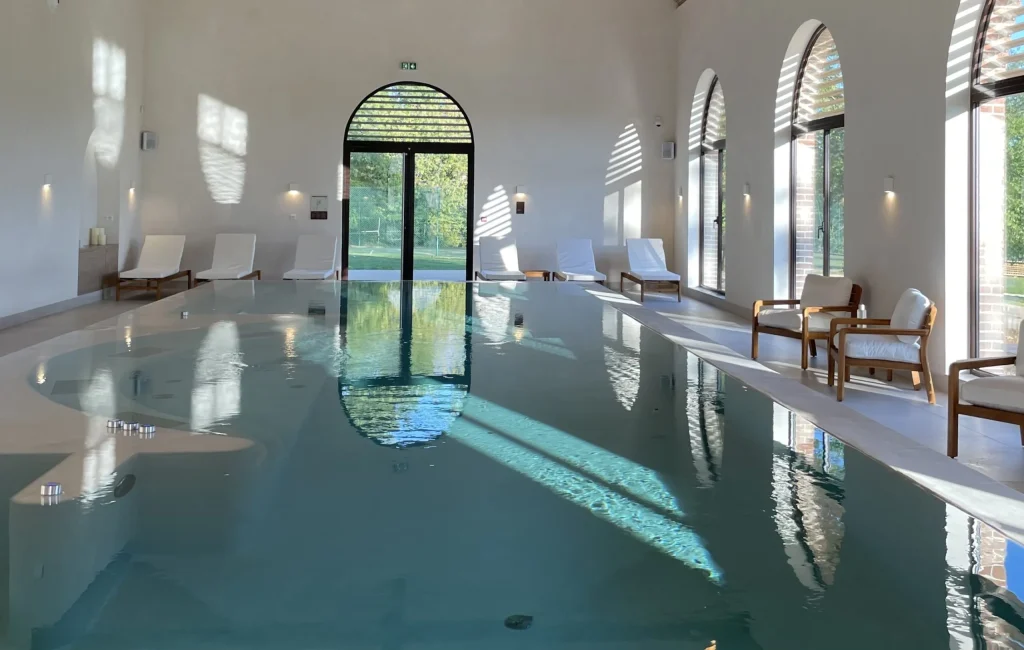 Piscine intérieure du Domaine du Roncemay