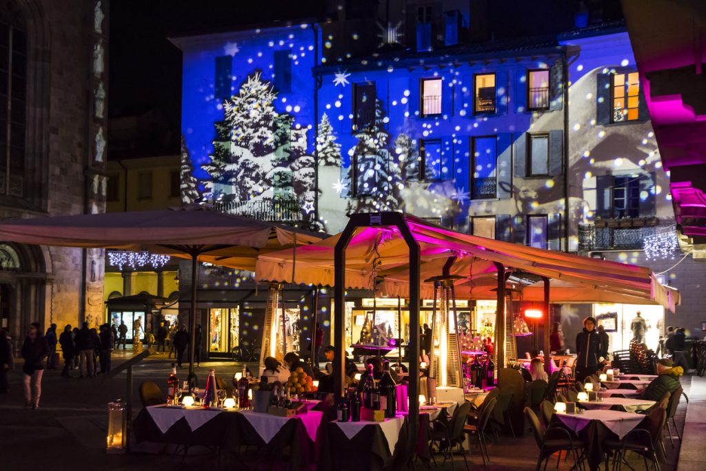 Jeux de lumières de Noël projetés sur les façades des maisons de la ville de Côme en Italie