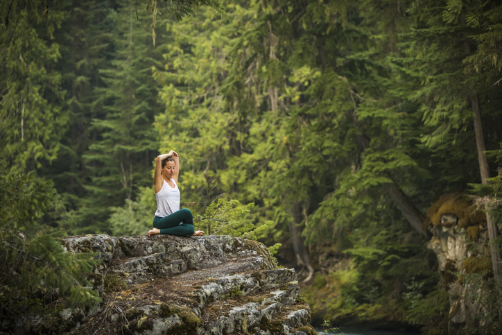 Femme qui médite dans la nature