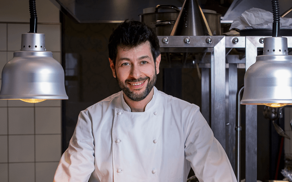 Lo chef Luigi Lepore nella sua cucina, chef e proprietario del ristorante Luigi Lepore a Teritoria in Calabria. 