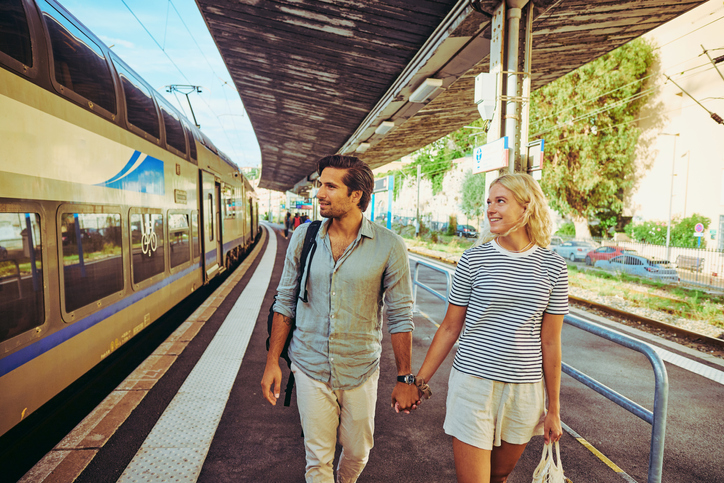 Couple se donne la main devant train