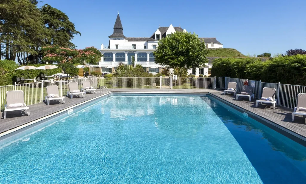 Luglio in piscina, foto della piscina esterna dell'Hôtel du Tumulus, Francia