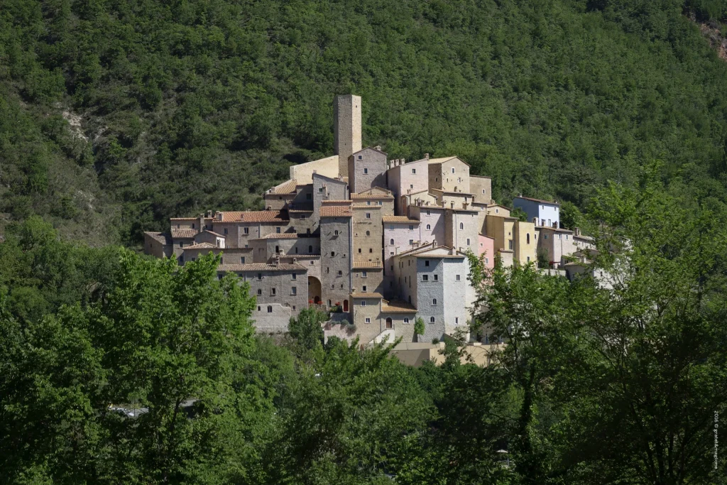 Luglio in Umbria, veduta aerea del castello di Postignano