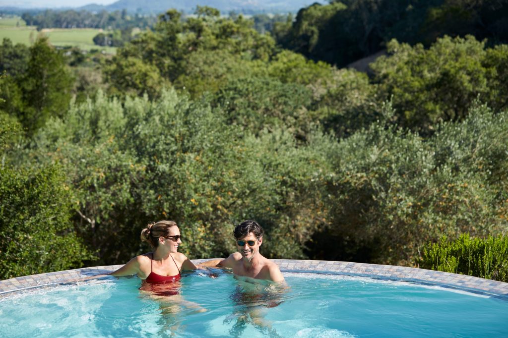 Couple en vacance dans une piscine