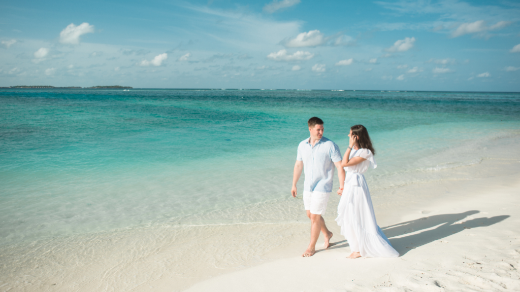 Couple sur une plage. Minimoon