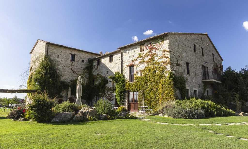 Vista della facciata del Castello di Petrata, maison di Teritoria in Umbria e terza tappa del tour dell'Umbria