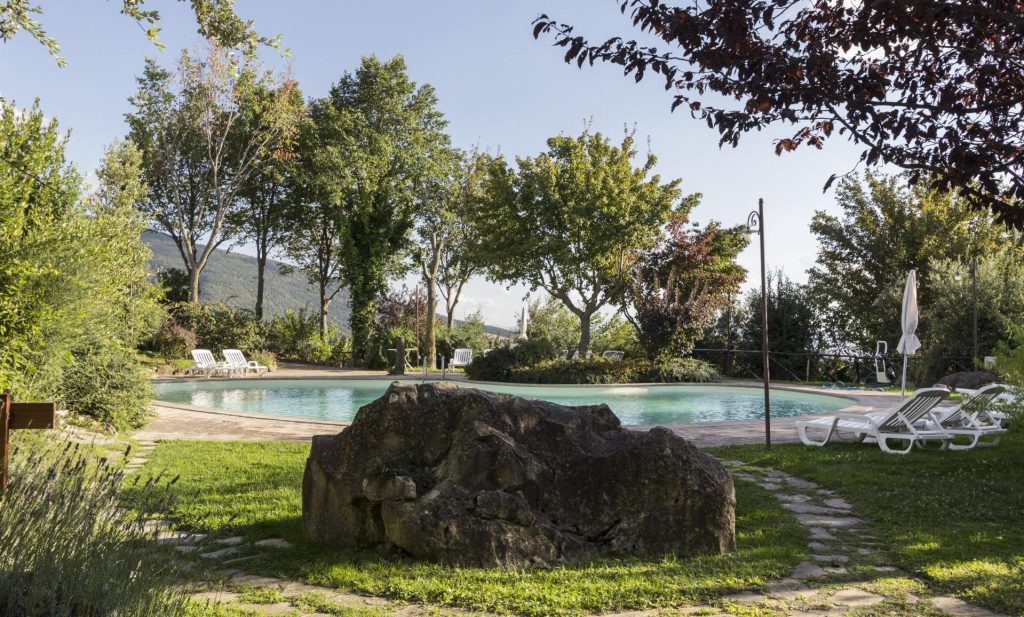 Vista della piscina del Castello di Petrata, maison di Teritoria in Umbria