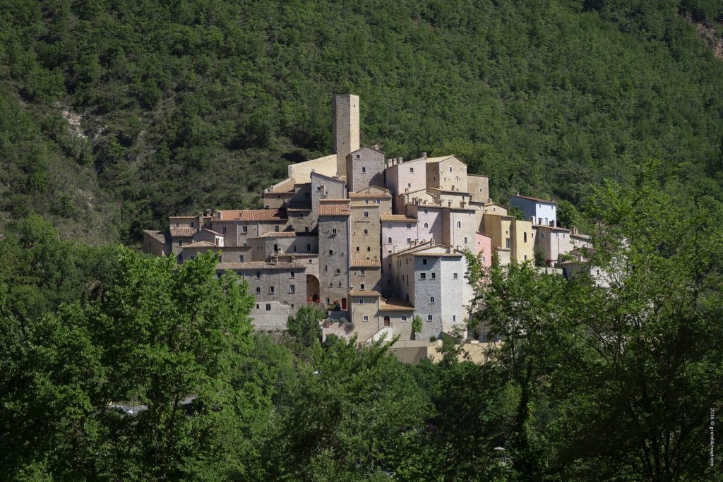 Vista del piccolo borgo italiano di Castello di Postignano, la quarta tappa del tour Umbria di Teritoria