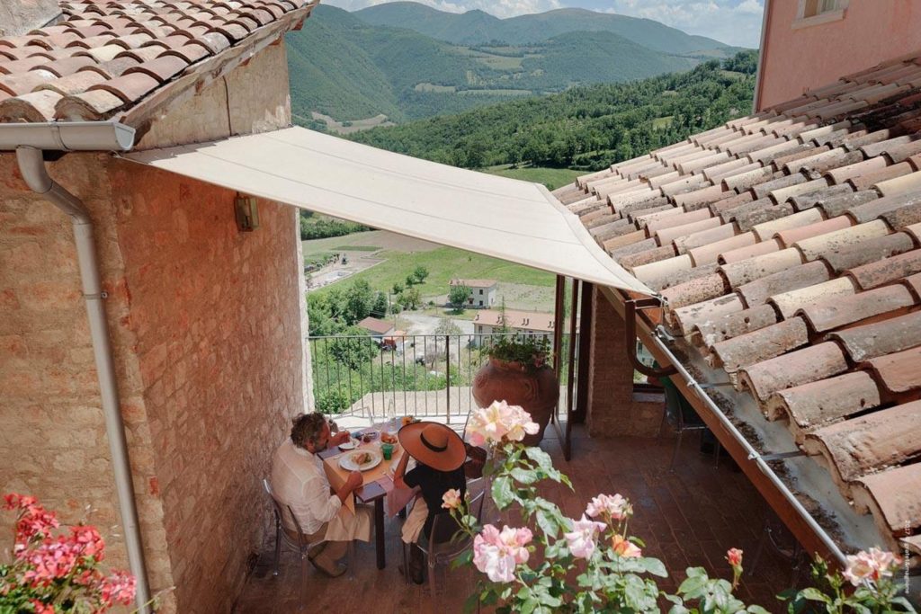 Vue depuis le Castello di Postignano,  maison Teritoria en Ombrie