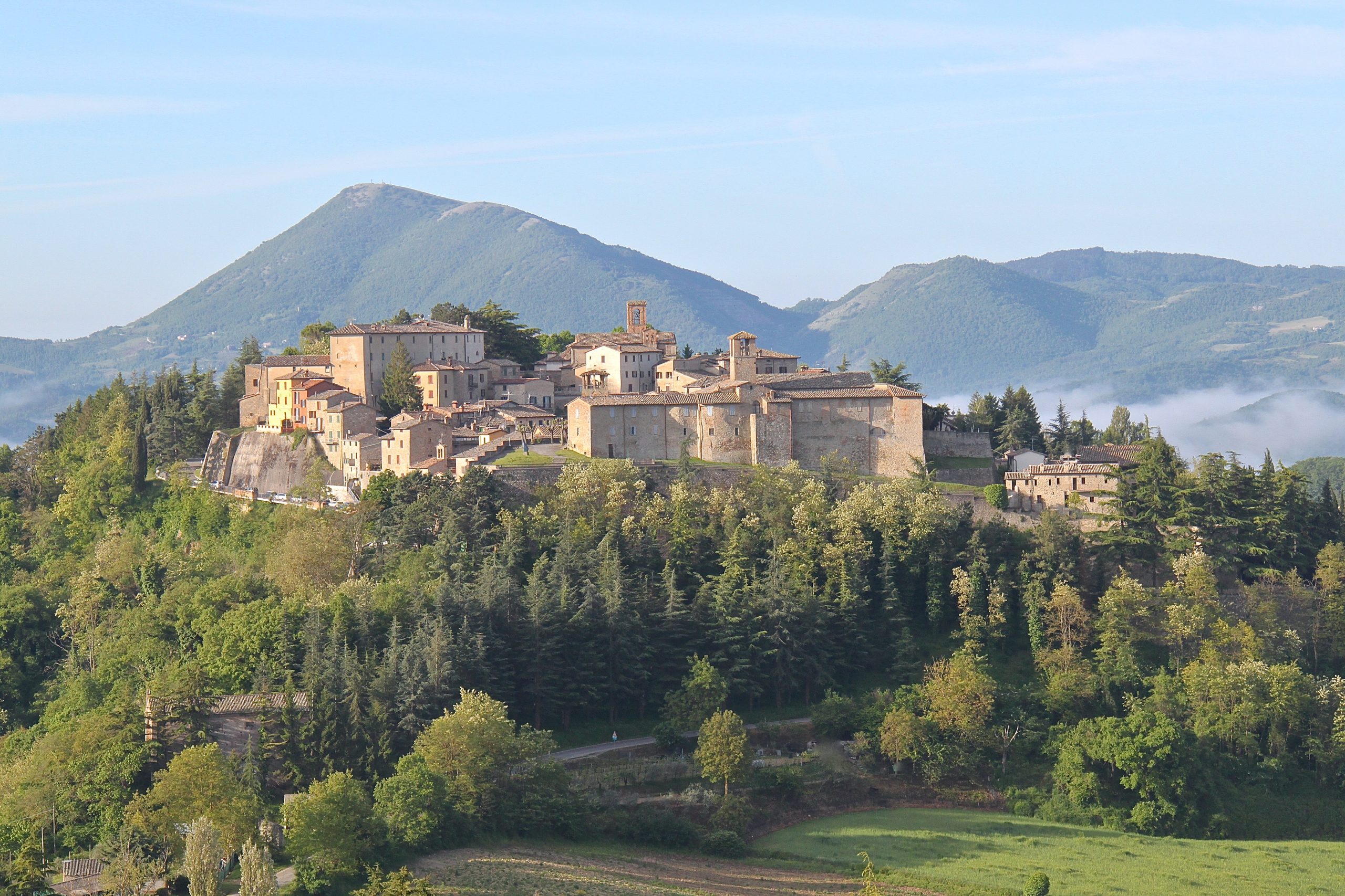 Vue du petit village de Montone, en Ombrie. Première étape du voyage en ombrie