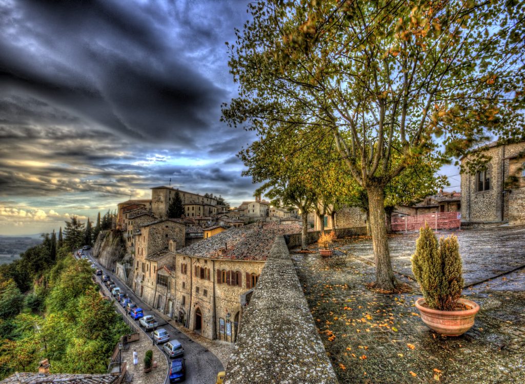 Vue du petit village italien de Montone, en Ombrie