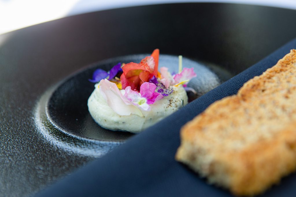 Yaourt maison, lait caillé aux herbes et fleurs des Flandres