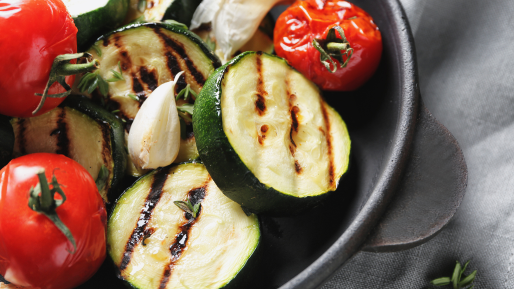 Courgettes et tomates roties. calendrier des fruits et légumes d'été