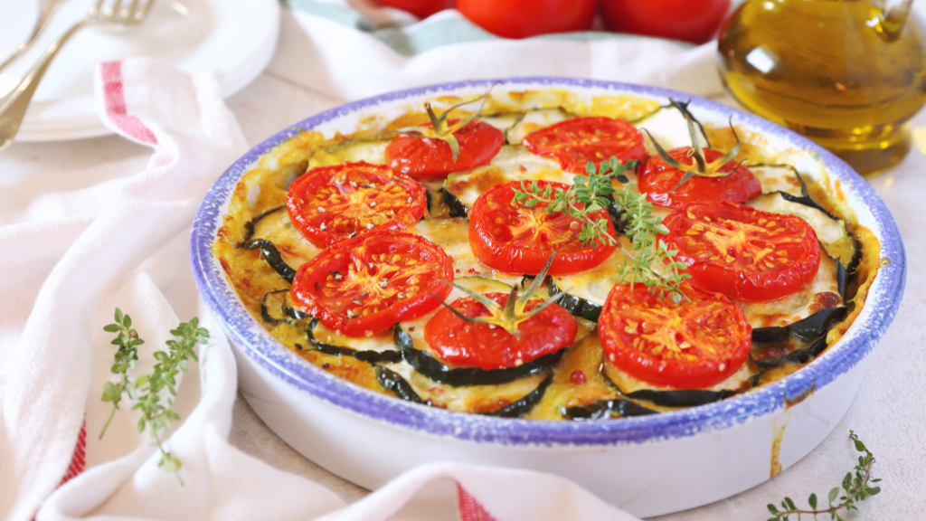 Savoureuse tarte  concombre, tomate dans un saladier style méditerranéen, sur une nappe blanche.