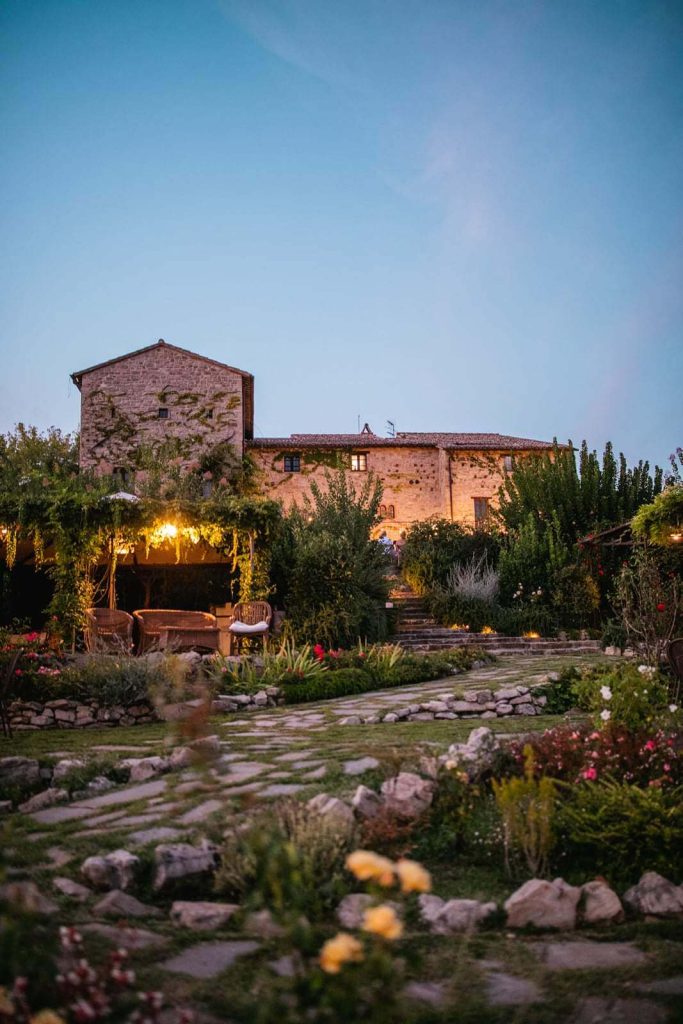 Façade de Castello di Petrata, maison Teritoria en Ombrie, le soir