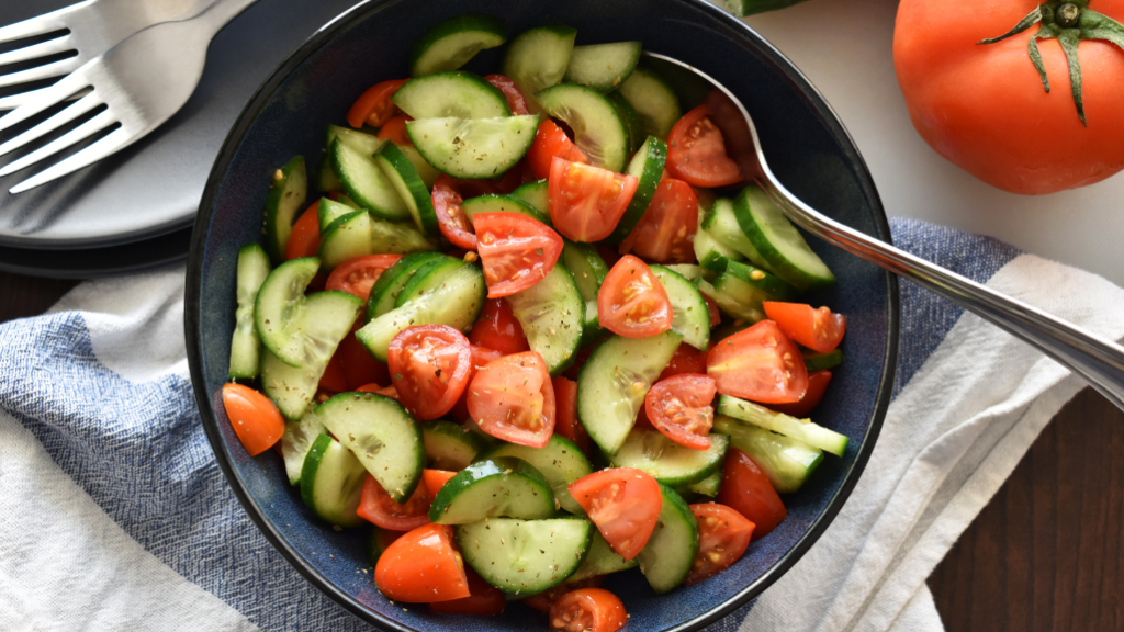 Délicieuse salade estivale de concombre et tomates vu du dessus, dans un joli plat