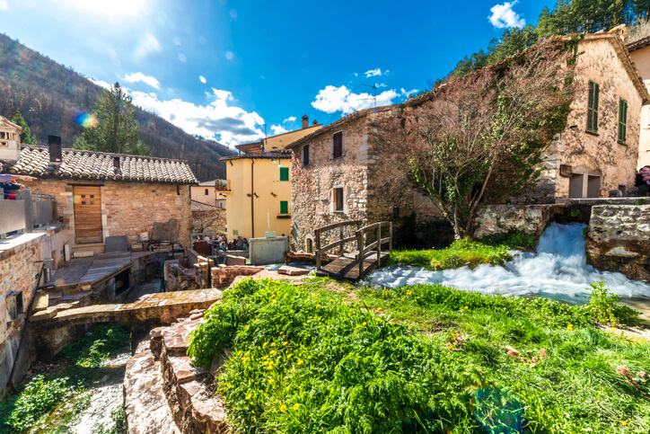 Vista del piccolo borgo italiano di Rasiglia, il paese sul fiume, in Umbria