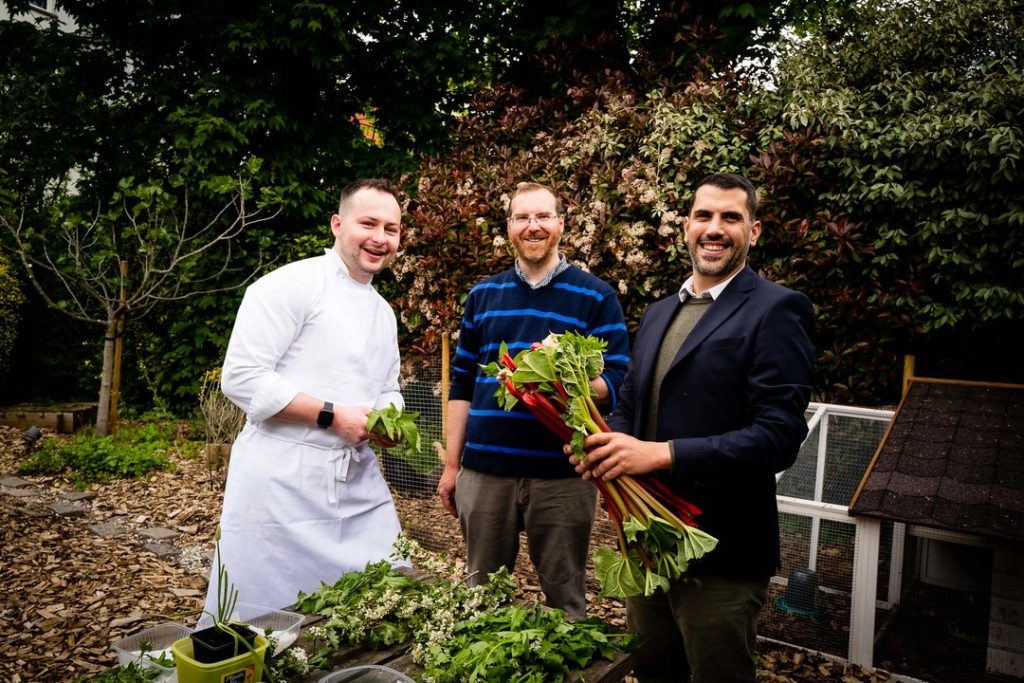 Photographie d'Edouard Chouteau et deux artisans producteurs-cueilleurs maraîcher spécialisé dans les plantes sauvages bio.