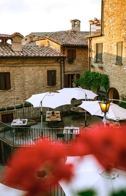 vue de haut de la terrasse de La Locanda del Capitano, maison Teritoria en Ombrie