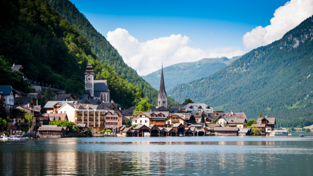 Centro storico di Hallstat Austria, vista sull'acqua.