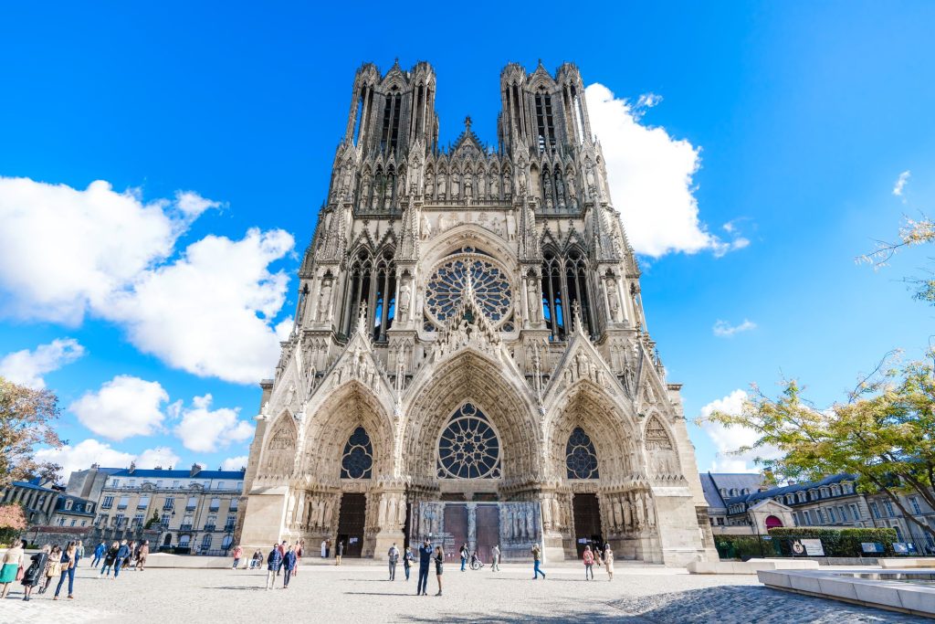 Vue de l'entrée de la Cathedrale de Reims pendant un city break