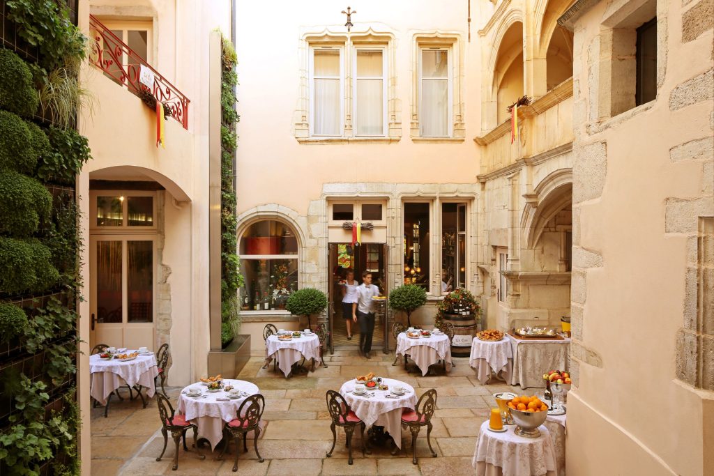 La court interne du Cep & Spa Marie de Bourgonge à Beaune